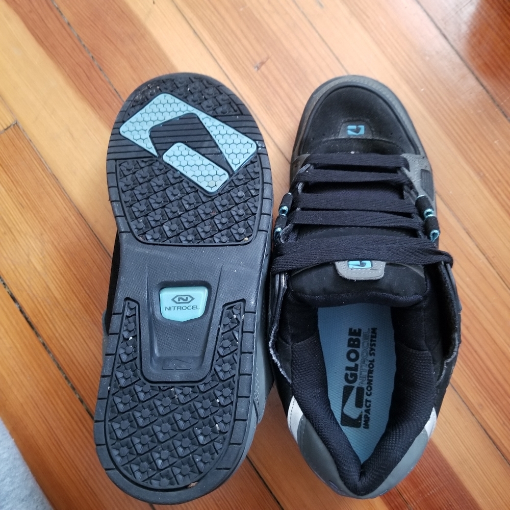 Mens Globe sneakers